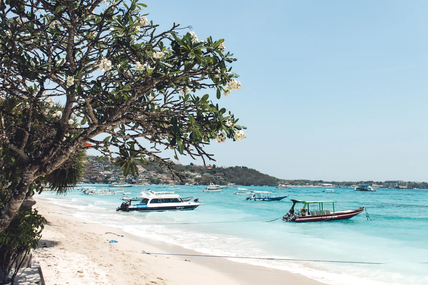 Turquoise water and boats beside a Lembongan beach